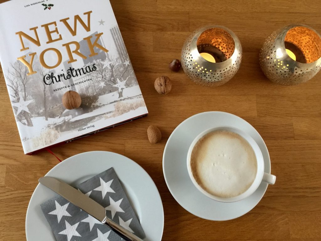 Weihnachten: Frühstück mit dem Buch "New York Christmas"