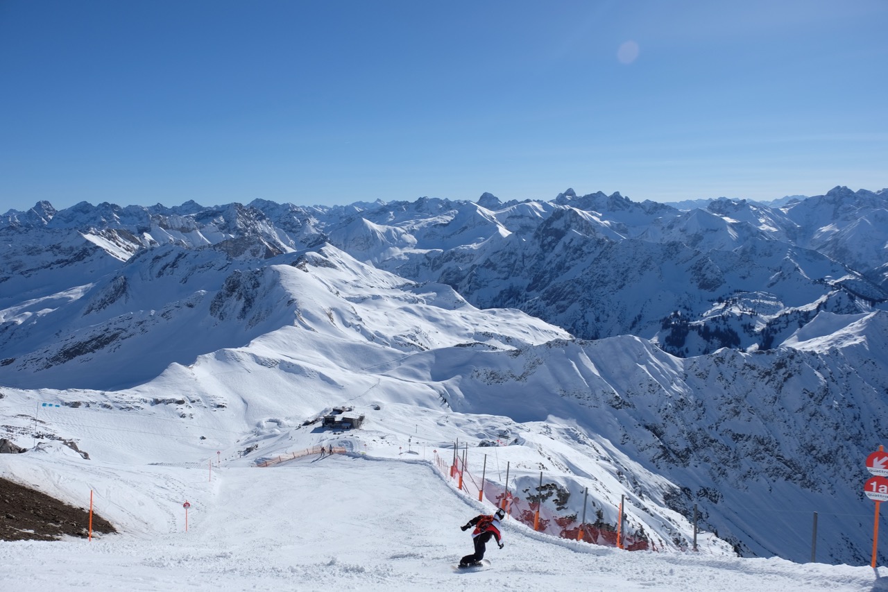 Skifahren: Snowboardfahrer auf dem Nebelhorn in Oberstdorf