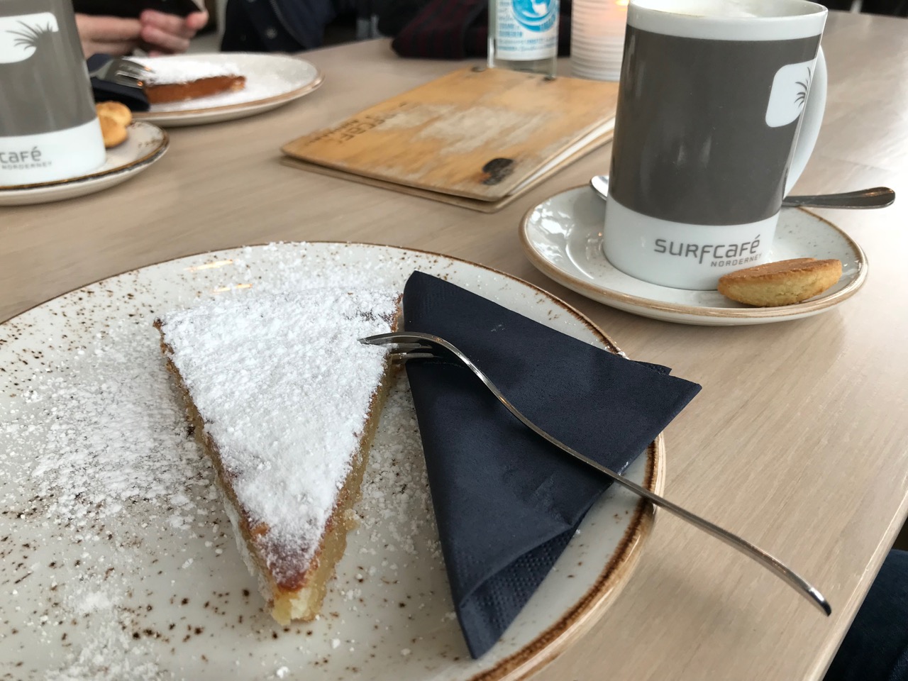Norderney: Kaffee und Kuchen im Surfcafé