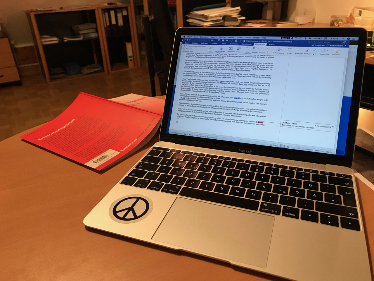 Buchprojekt: MacBook und Buch Krisenmanagement