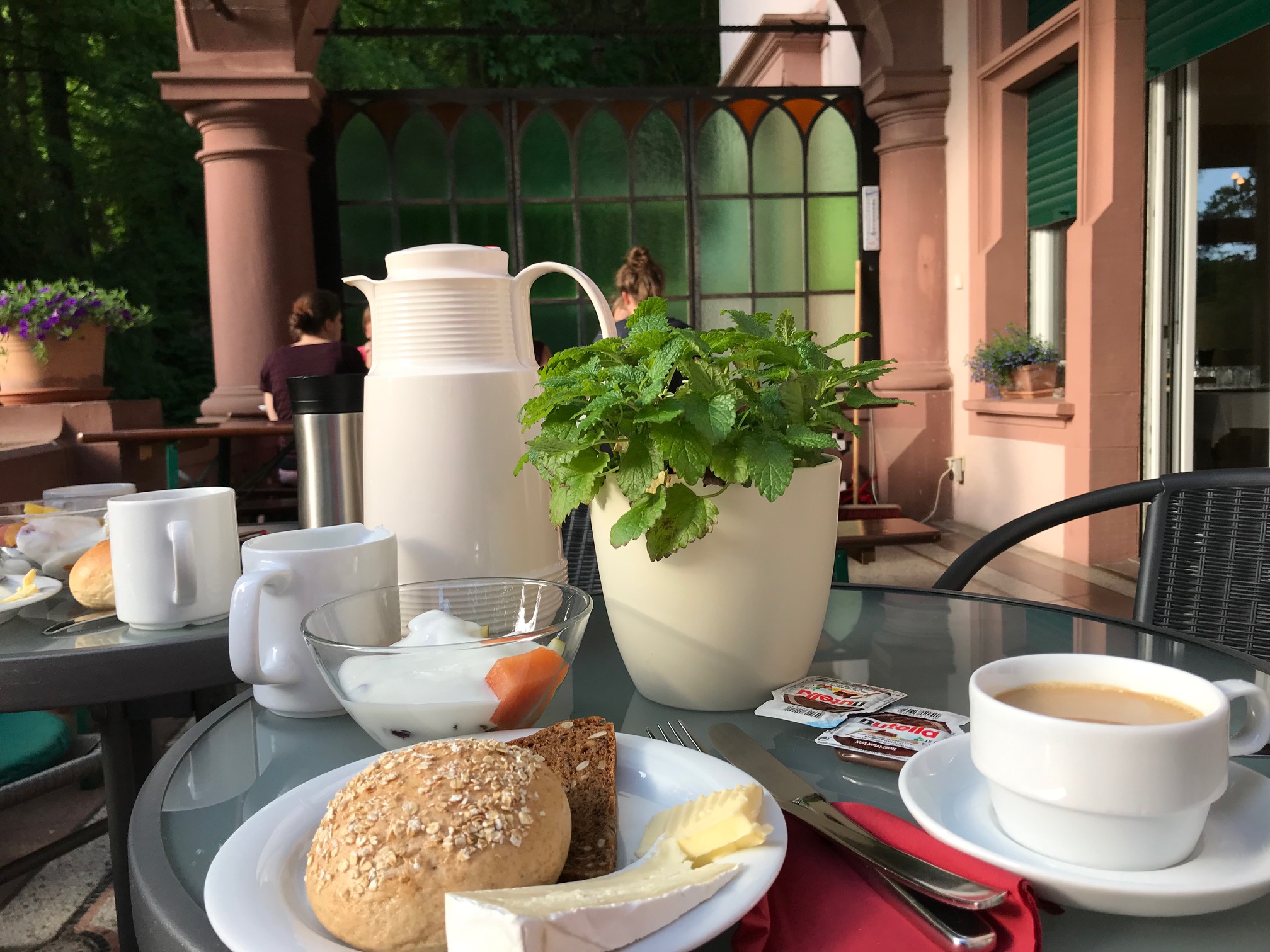 Waldhof Freiburg: Frühstück auf der Terrasse
