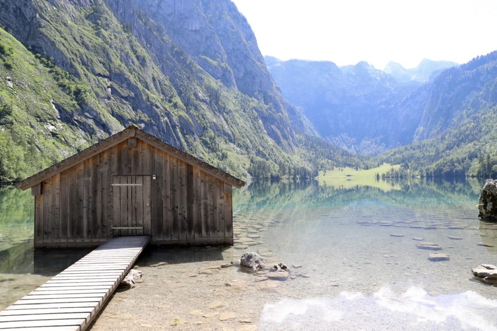 Obersee: Hütte mit Steg vor grünem See