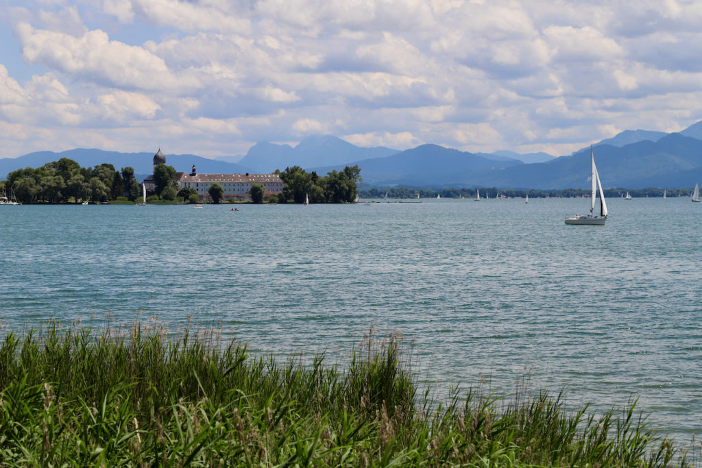 Chiemsee: Segelboot vor Herrenchiemseeinsel