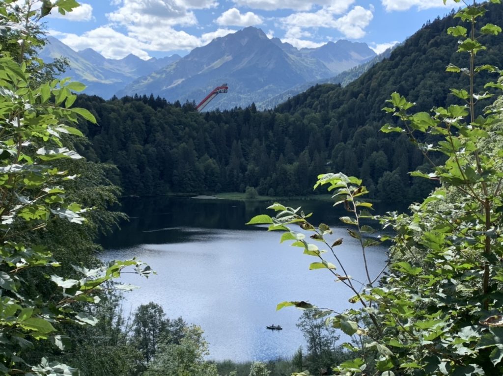 Oberstdorf: Freibergsee und Skiflugschanze im Hintergrund