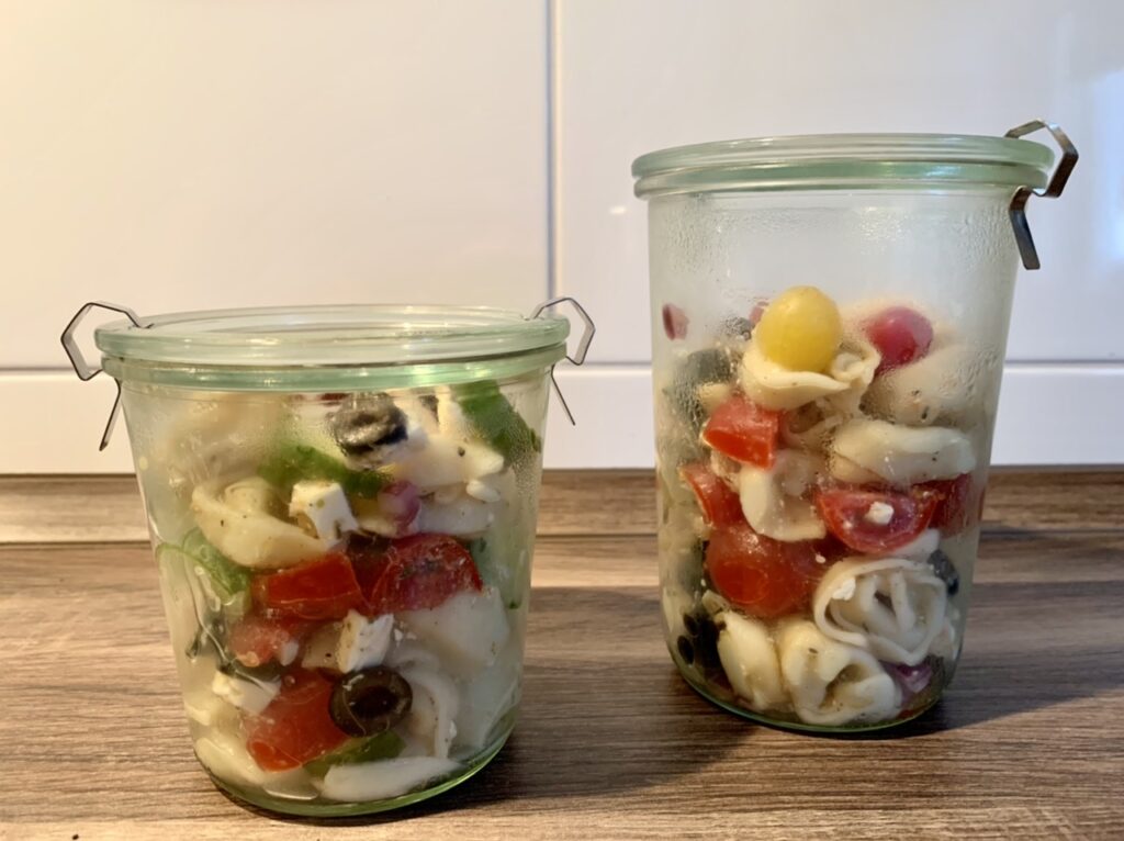Picknick-Salat mit Tortellini, Tomaten, Gurke, Oliven und Feta