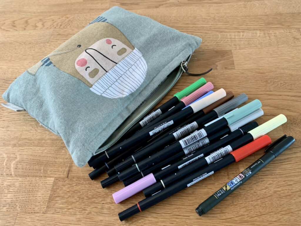 Mäppchen und farbige Stifte