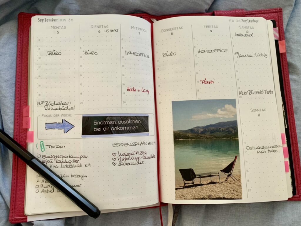 Kalender: Meine Wochenübersicht mit Terminen, Aufgaben, Essensplan und Zeitungsauschnitten (Text: "Einatmen, ausatmen, bei dir ankommen" sowie einem Foto von zwei Liegestühlen am See)