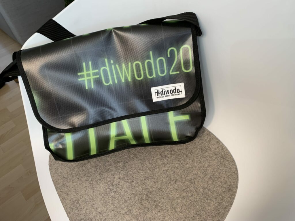 #diwodo-Tasche auf Stuhl