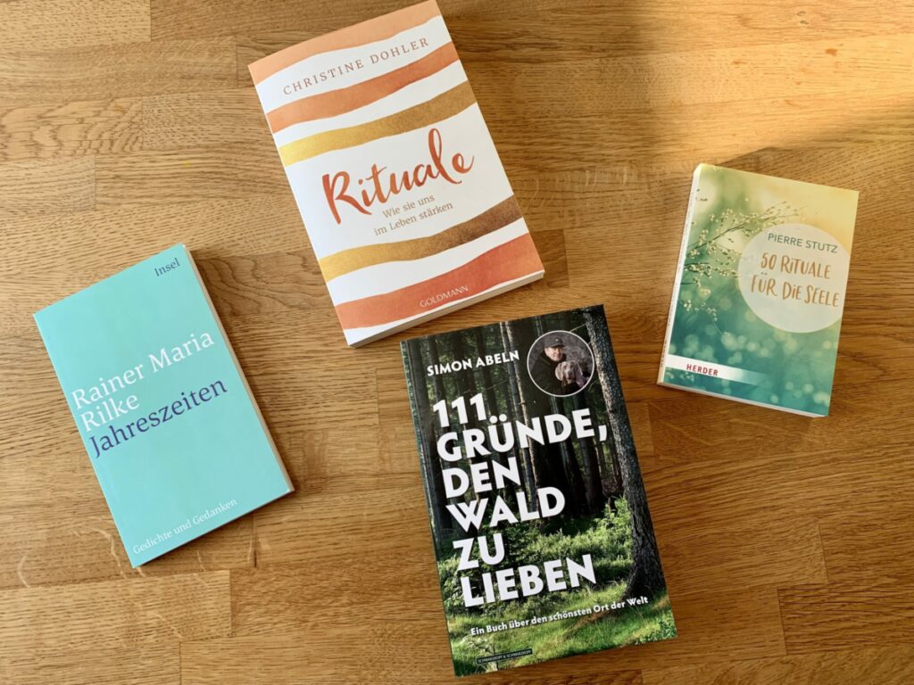 Neue Bücher: "Jahreszeiten" von Rainer Maria Rilke, "111 Gründe den Wald zu lieben" von Simon Abeln, "Rituale" von Christine Dohler und "50 Rituale für die Seele" von Pierre Stutzt