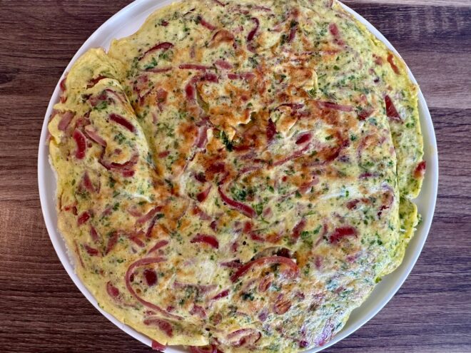 Weißer Teller mit einer Frittata darauf